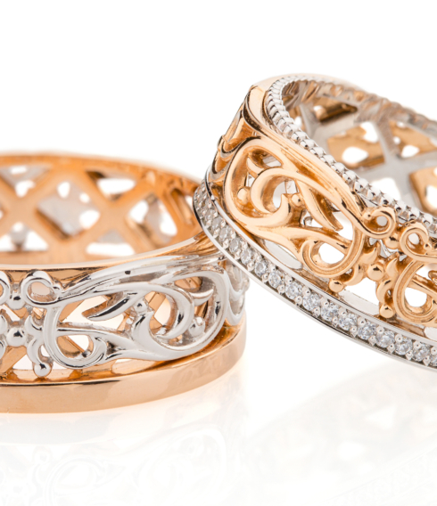 Weiss- und Rotgold Trauringe mit Milgriffrand und Ajoursägungen in Handarbeit
