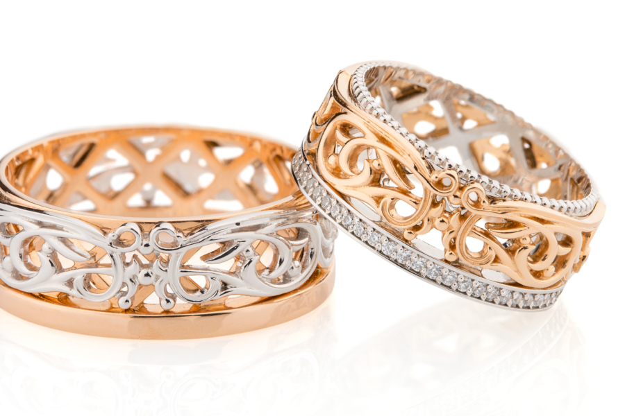 Weiss- und Rotgold Trauringe mit Milgriffrand und Ajoursägungen in Handarbeit