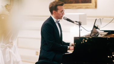 Live-Pianist Chris Meyers sorgt für eine angenehme Atmosphäre auf Hochzeiten (©Max Arens) 