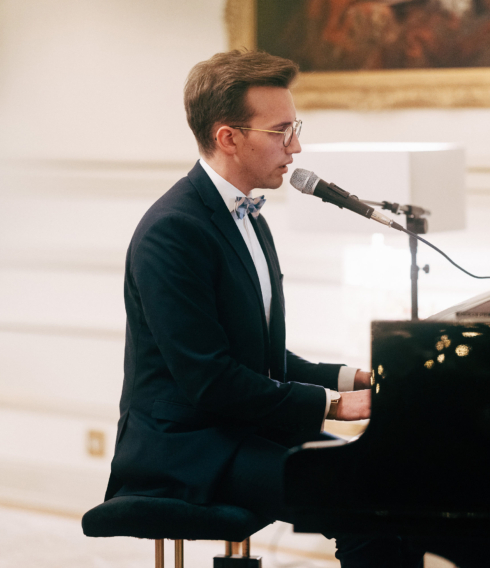 Live-Pianist Chris Meyers sorgt für eine angenehme Atmosphäre auf Hochzeiten (©Max Arens) 