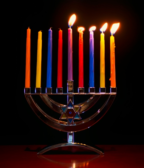 An Chanukka werden traditionell acht Lichter angezündet. Die neunte Kerze des Chanukka-Leuchters dient lediglich als Hilfe zum Anzünden aller acht Kerzen und wird im jüdischen Glauben als „Diener“-Licht bezeichnet