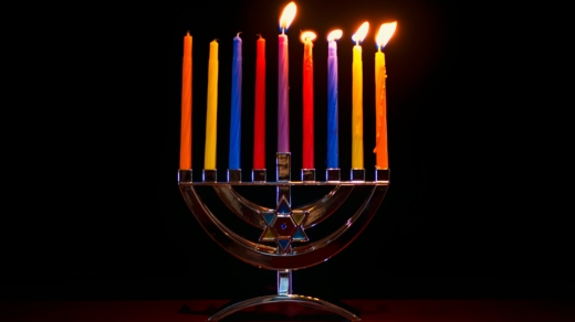 An Chanukka werden traditionell acht Lichter angezündet. Die neunte Kerze des Chanukka-Leuchters dient lediglich als Hilfe zum Anzünden aller acht Kerzen und wird im jüdischen Glauben als „Diener“-Licht bezeichnet