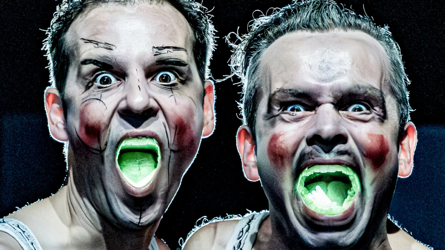 Zwei Menschen mit weit geöffnetem Mund