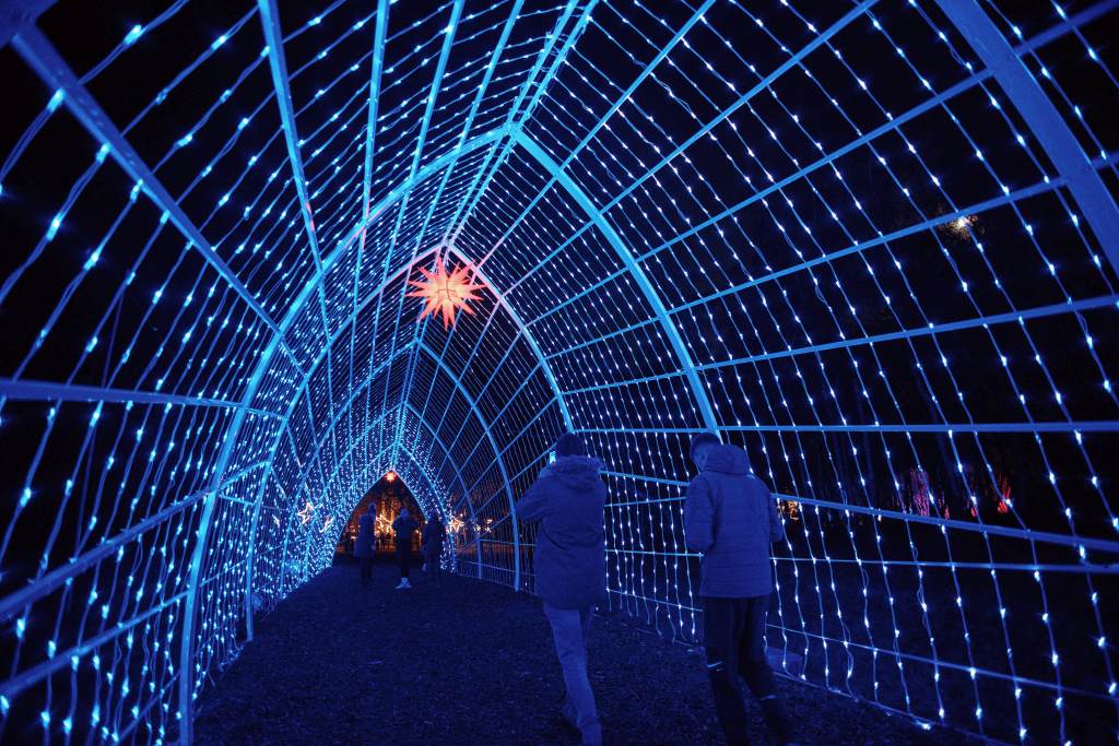 Gang mit vielen Lichtern