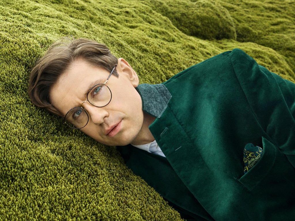 Víkingur Ólafsson auf Moos liegend