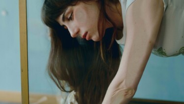 Dodie in einem Glaskasten