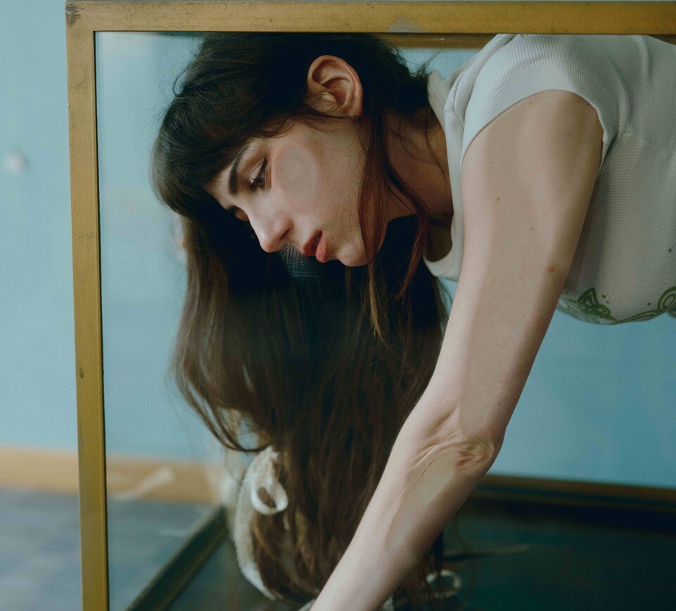 Dodie in einem Glaskasten