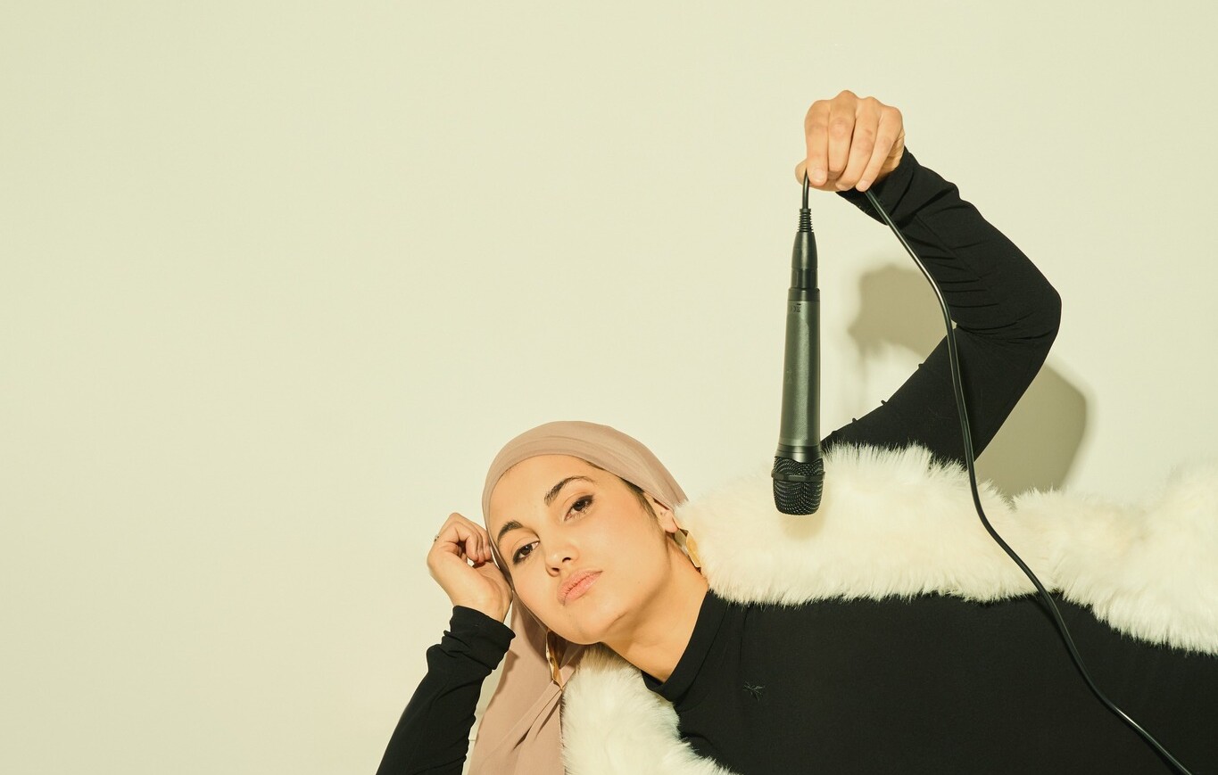 Anissa Loucif liegend