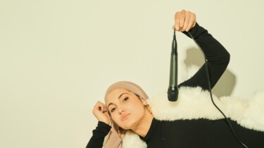 Anissa Loucif liegend