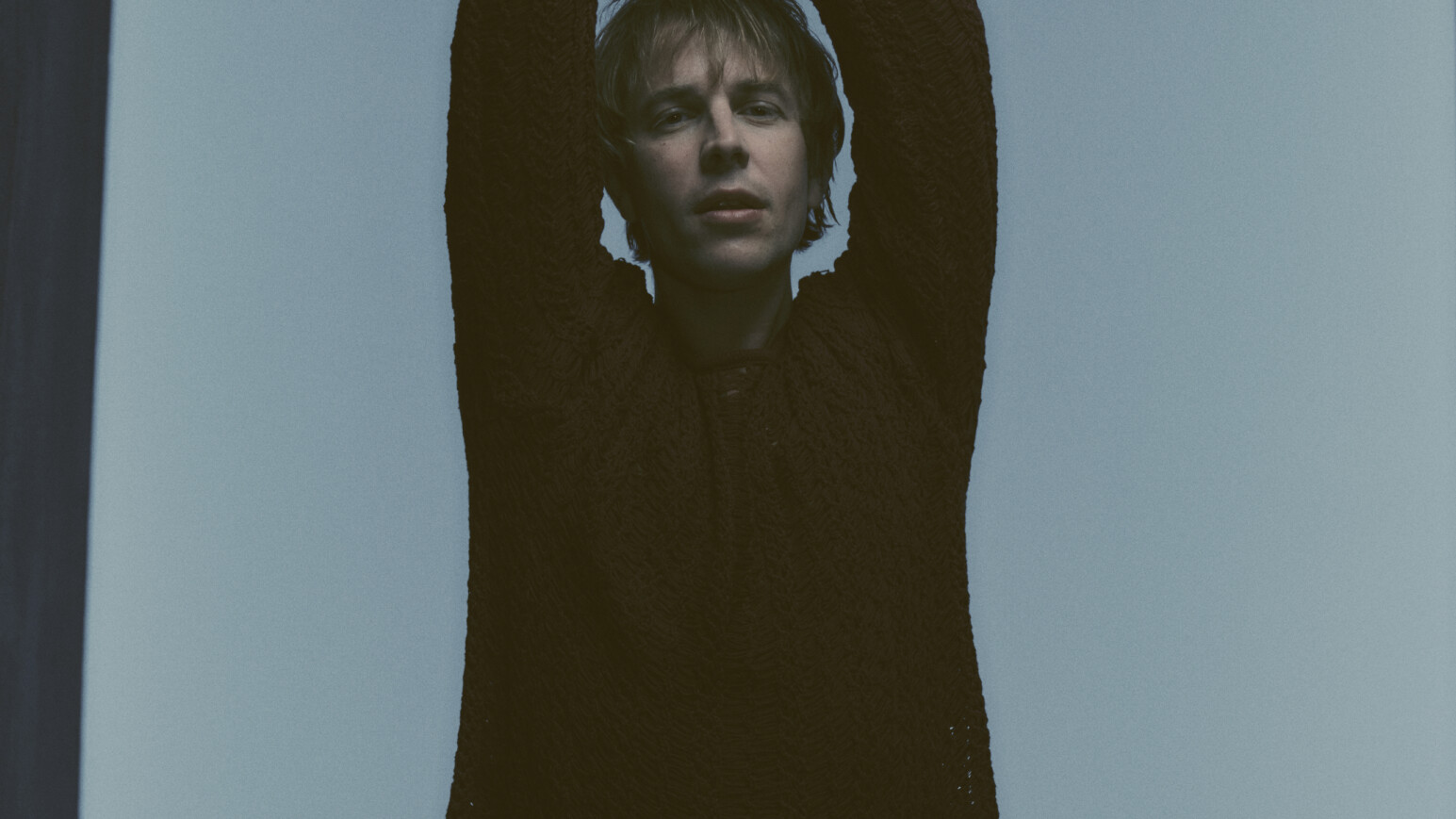 Tom Odell mit ausgestreckten Armen