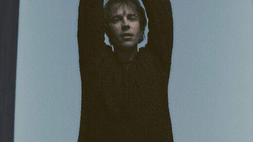 Tom Odell mit ausgestreckten Armen