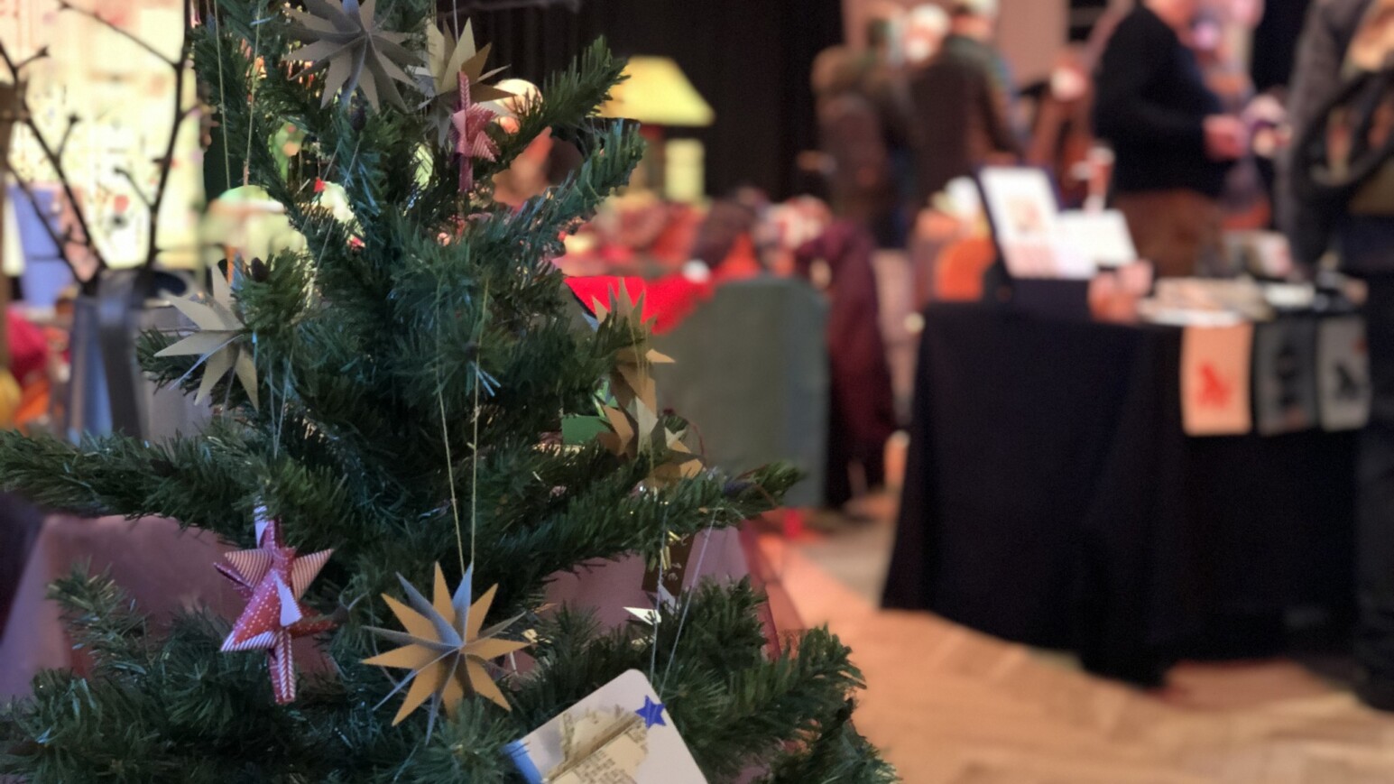 Weihnachtsbaum in einem Raum mit Ständen