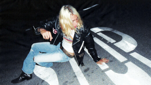 Person auf dem Boden sitzend