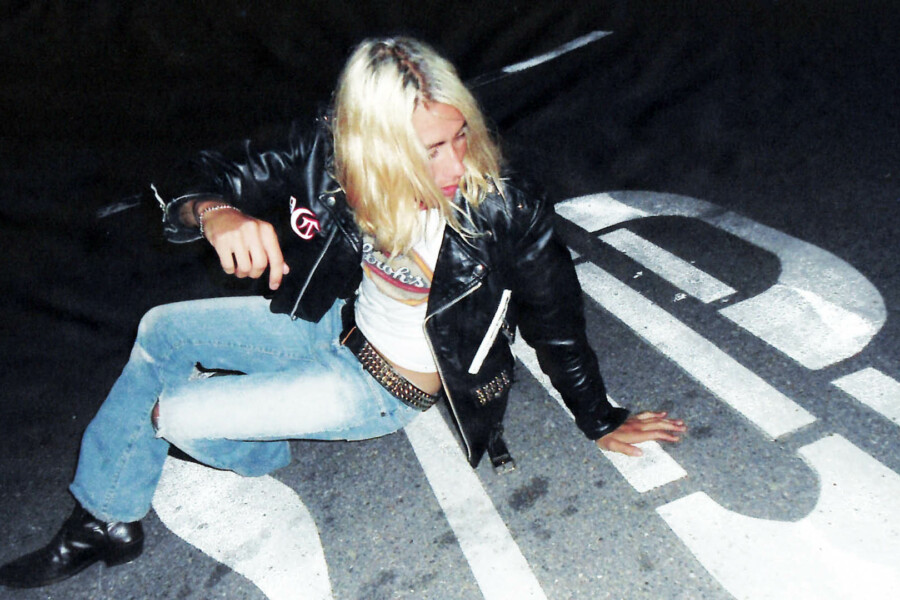 Person auf dem Boden sitzend