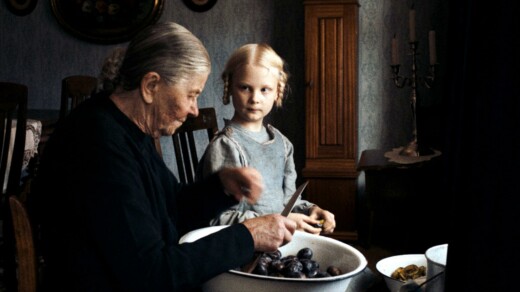 Eine alte Frau und ein Kind an einem Tisch