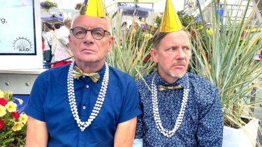 Micco & Nils mit Kette und goldenem Hütchen