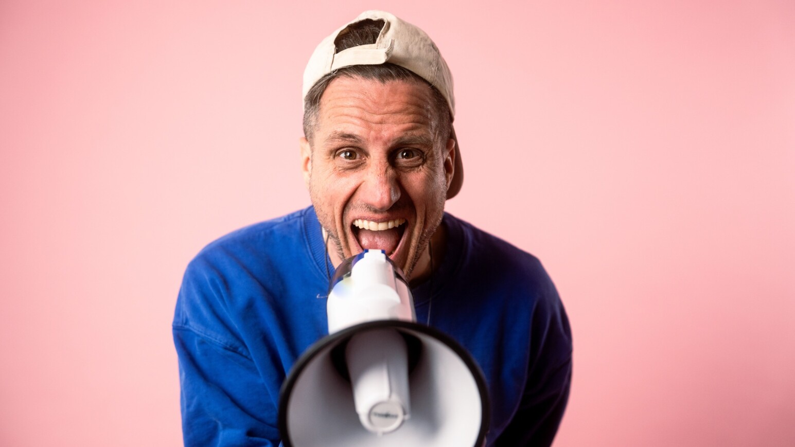 MICHA FRITZ wie er in ein Megafon schreit