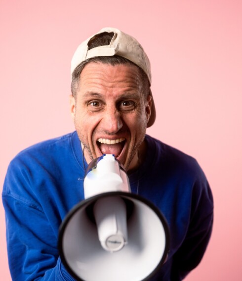 MICHA FRITZ wie er in ein Megafon schreit