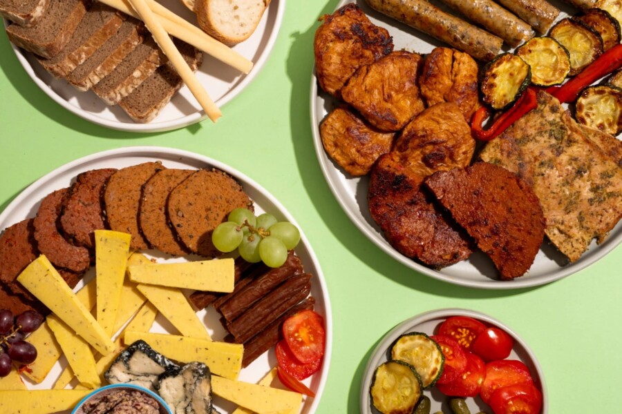 Ob gemütliche Familienfeier oder großes Firmen-Event: veganes Catering kommt in Hamburg an – wie etwa von Die Vegane Fleischerei