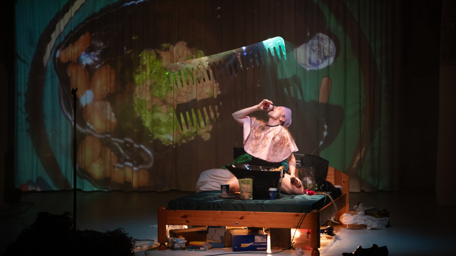 Hendrik Quast verbindet in "Hairkunft" Stand-up, Musical, Body-Art und Crowdwork zu einer einzigartigen Performance