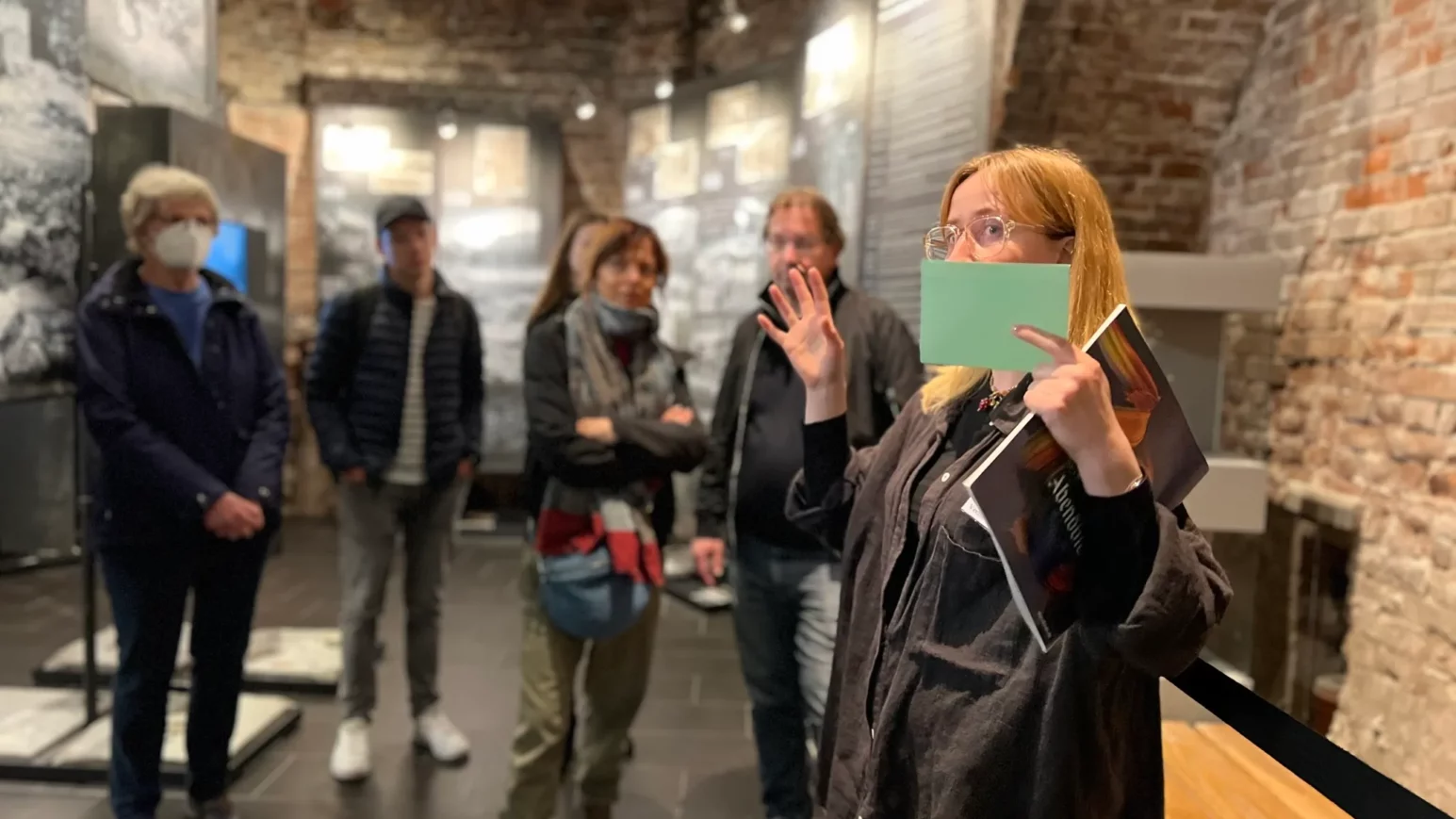 Teilnehmende bei der offenen Führum am Mahnmal St. Nikolai