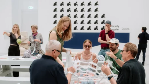 Teilnehmende beim Kunstworkshop: Social Knitting in der Halle für aktuelle Kunst