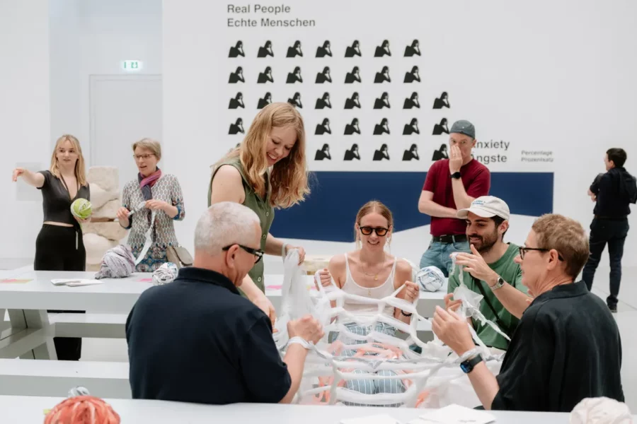 Teilnehmende beim Kunstworkshop: Social Knitting in der Halle für aktuelle Kunst
