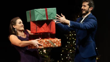 zwei Opernsänger:innen mit Geschenken