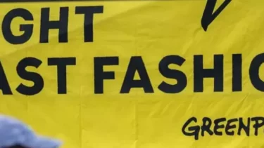 "Fight Fast Fashion" auf einem Plakat von Greenpeace