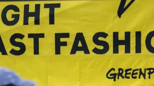 "Fight Fast Fashion" auf einem Plakat von Greenpeace