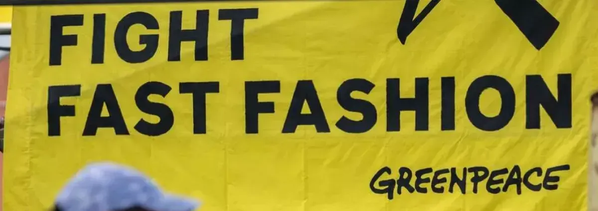 "Fight Fast Fashion" auf einem Plakat von Greenpeace