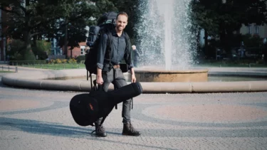 Dominik Friedrich mit Koffern