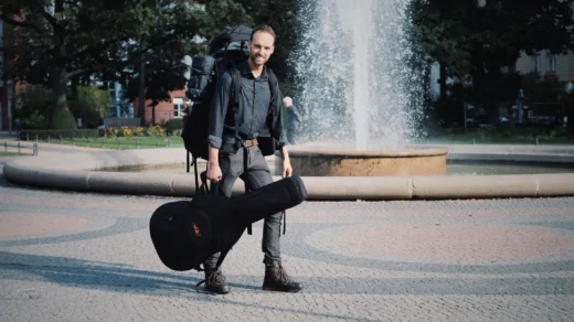 Dominik Friedrich mit Koffern