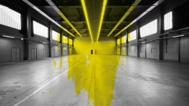 die Play Stuios mit gelbem Farbfleck