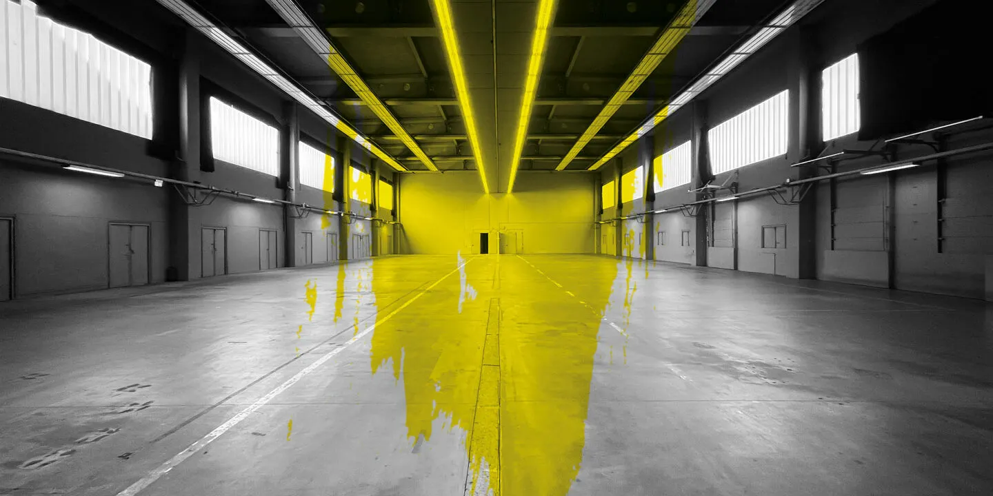 die Play Stuios mit gelbem Farbfleck