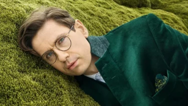 Víkingur Ólafsson auf einer Wiese liegend