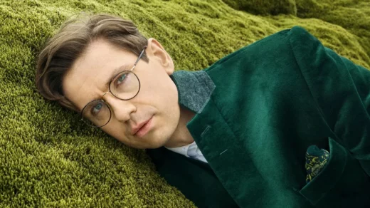 Víkingur Ólafsson auf einer Wiese liegend