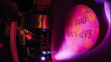 Wand mit Aufschrift THE GOOOD VIBES CLUB