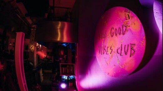 Wand mit Aufschrift THE GOOOD VIBES CLUB