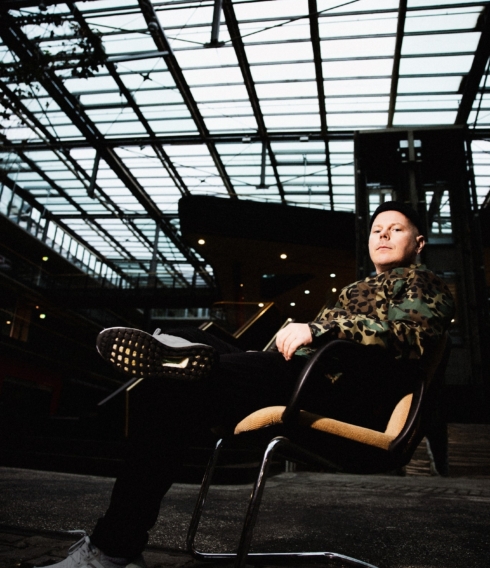 König Boris, Musiker und leidenschaftlicher FC St. Pauli-Fan, bringt Musik, Geschichten und Herzblut auf die Bühne