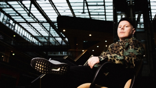 König Boris, Musiker und leidenschaftlicher FC St. Pauli-Fan, bringt Musik, Geschichten und Herzblut auf die Bühne