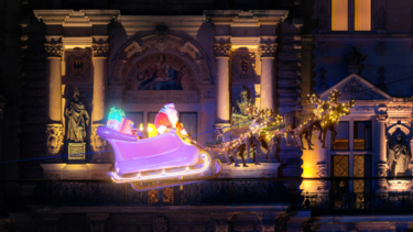 In voller Weihnachtsbeleuchtung fährt der Weihnachtsmann mehrmals täglich über den Rathausmarkt in Hamburg