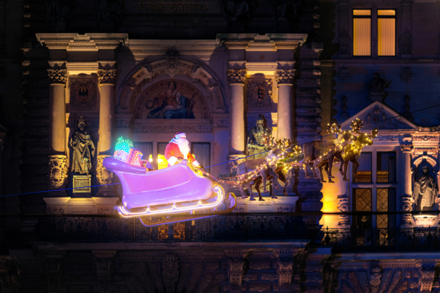 In voller Weihnachtsbeleuchtung fährt der Weihnachtsmann mehrmals täglich über den Rathausmarkt in Hamburg