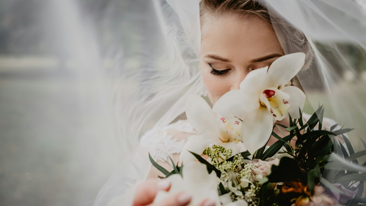 Der Hochzeitstag ist für viele einer der wichtigsten Momente des Lebens. Der perfekte Look und ein gutes Brautstyling sollen dabei nicht zu kurz kommen.