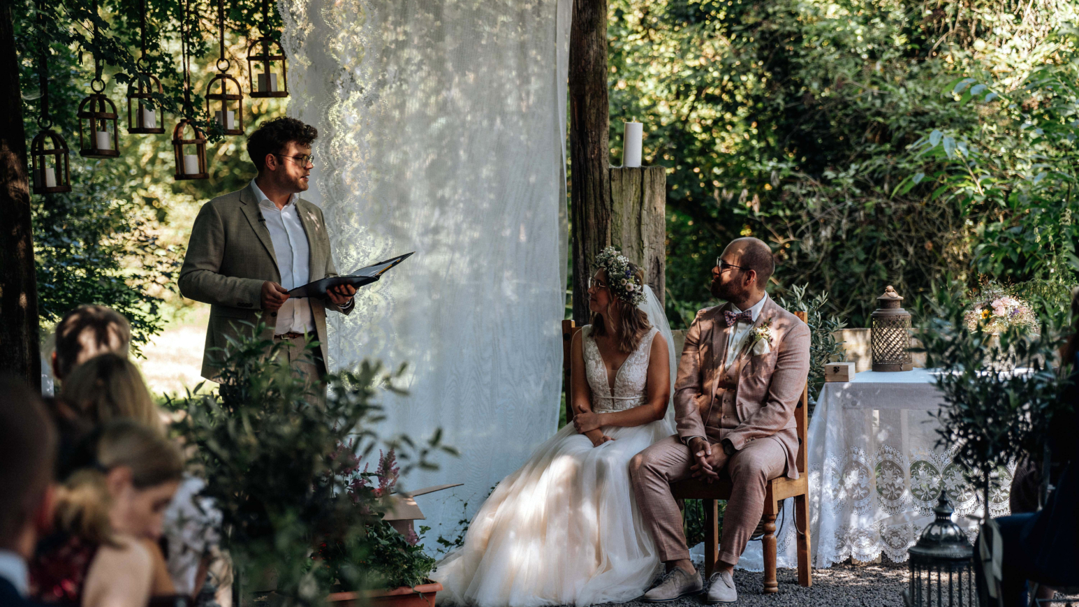 Die Traurednerinnen und Trauredner sorgen für eine schöne Zeremonie mit einer garantiert emotionalen Rede