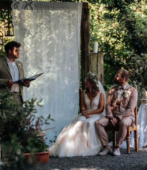 Die Traurednerinnen und Trauredner sorgen für eine schöne Zeremonie mit einer garantiert emotionalen Rede