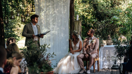 Die Traurednerinnen und Trauredner sorgen für eine schöne Zeremonie mit einer garantiert emotionalen Rede