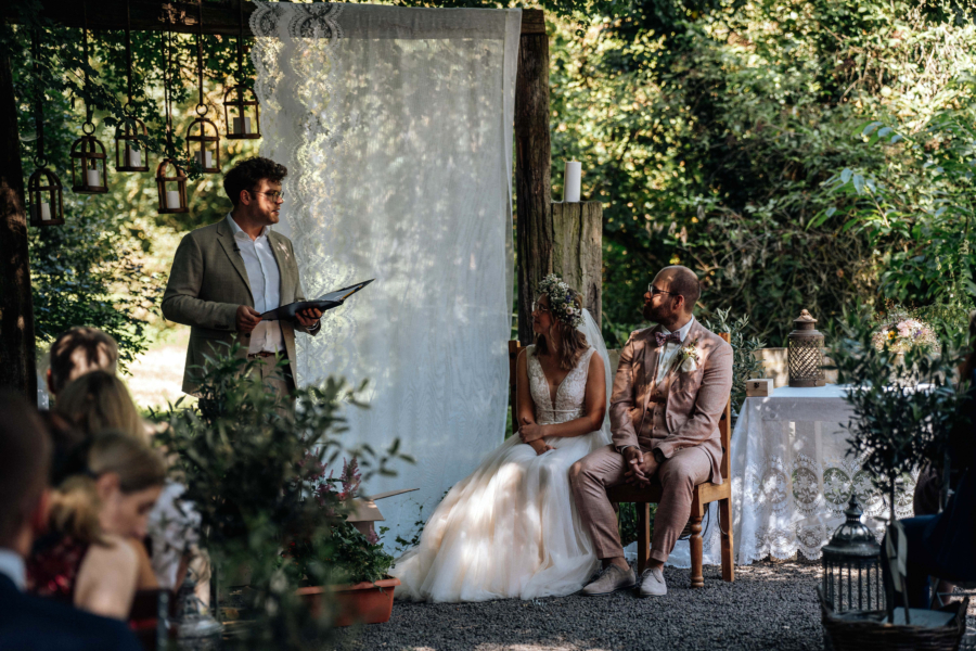 Die Traurednerinnen und Trauredner sorgen für eine schöne Zeremonie mit einer garantiert emotionalen Rede