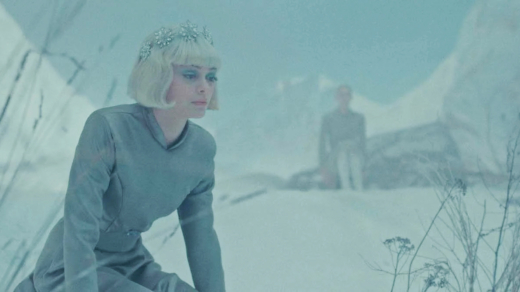 Clara Pacini guckt in „Herz aus Eis“ gedankenverloren ins Leere