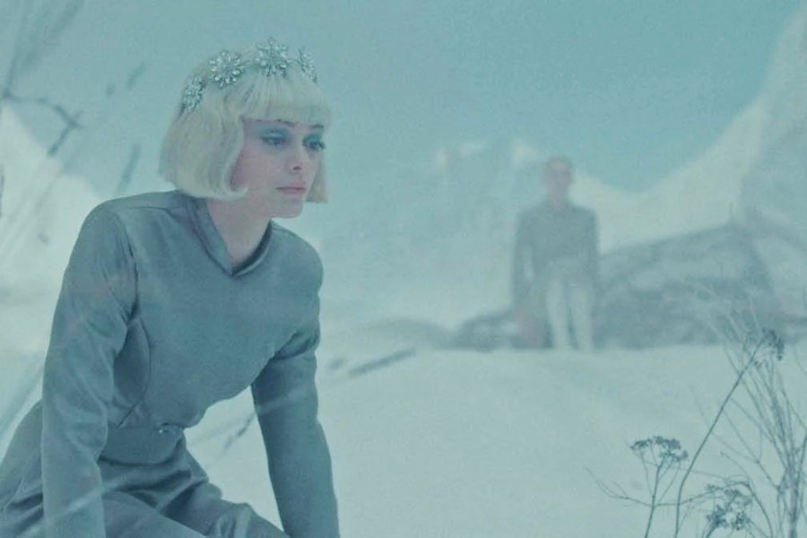 Clara Pacini guckt in „Herz aus Eis“ gedankenverloren ins Leere